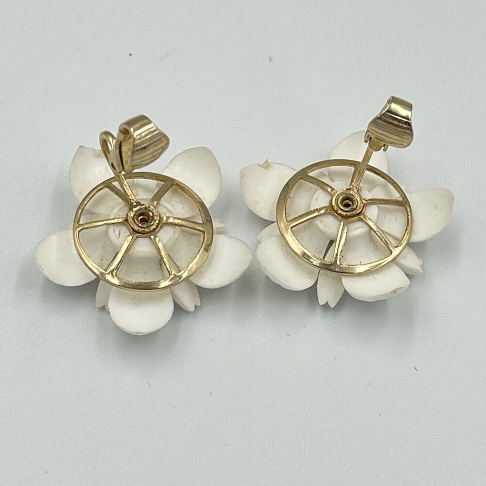 Vintage Sarah Coventry Floral Clip on Earrings White Flower Prairie Boho Signed - Picture 3 of 6